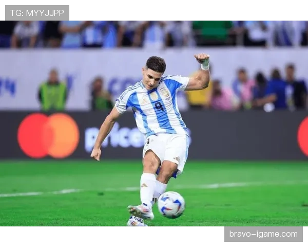 阿尔瓦雷斯助力阿根廷球队，期待在新赛季展现出稳健表现