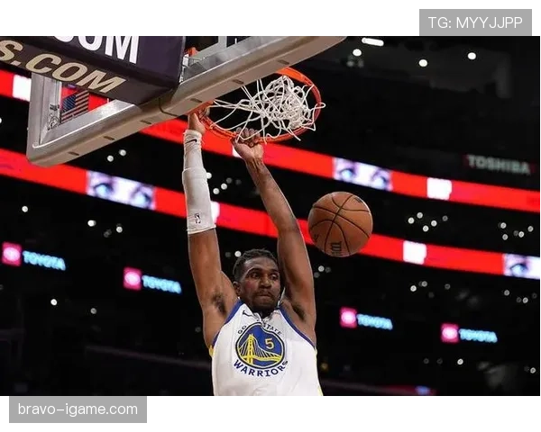 库明加利用挡拆拉开空间 助勇士提升关键时刻得分效率